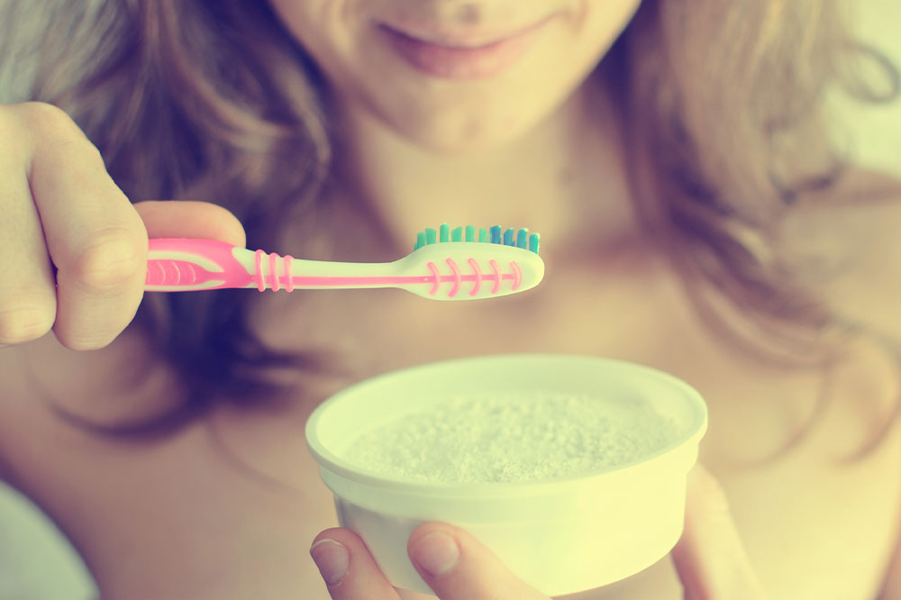 Simple ways to naturally whiten teeth at home